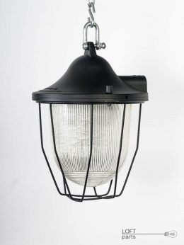 Lampa wisząca aluminiowa w kolorze czarnym.