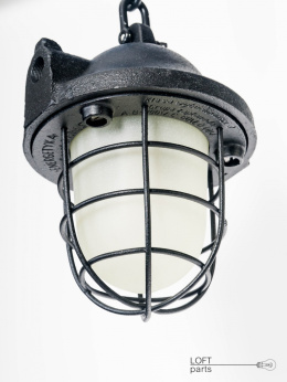 Lampa wisząca aluminiowa w kolorze czarnym.