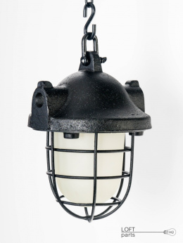 Lampa wisząca aluminiowa w kolorze czarnym.