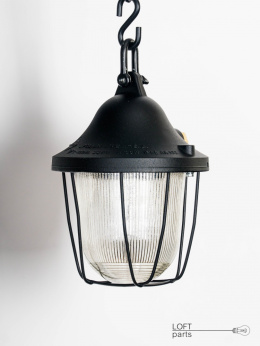 Lampa wisząca aluminiowa w kolorze czarnym.