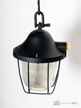 Lampa wisząca aluminiowa w kolorze czarnym.