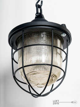Lampa wisząca aluminiowa w kolorze czarnym.