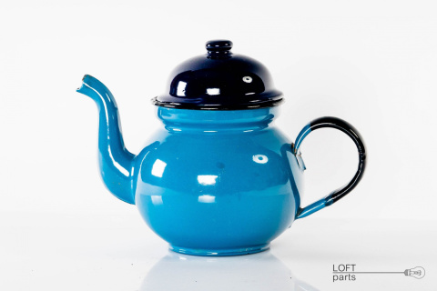 enamelled teapot ofne