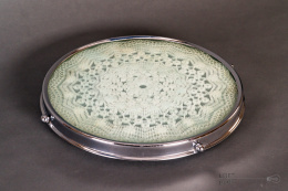 Tray rotating cake pan