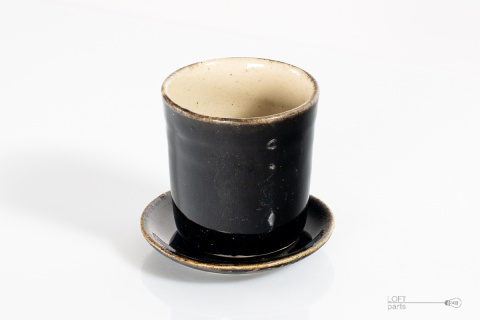 ceramiczny kieliszek z podstawkiem ceramiczny kieliszek z podstawkiem