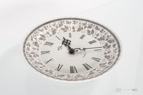 wiszący zegar metron