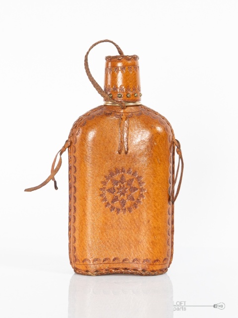 butelka oprawiona w skórę