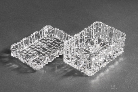 szklana popielniczka i papierośnica