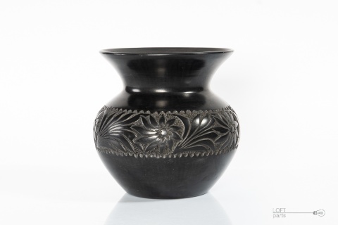 czarny wazon z kwiatowym motywem
