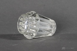 mały szklany wazonik