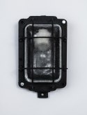 Lampa ścienna żeliwna w kolorze czarnym.