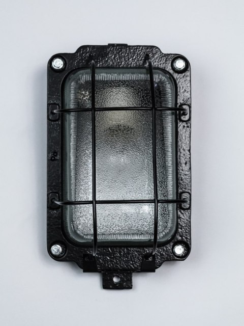 Lampa ścienna żeliwna w kolorze czarnym. Lampa ścienna żeliwna w kolorze czarnym.