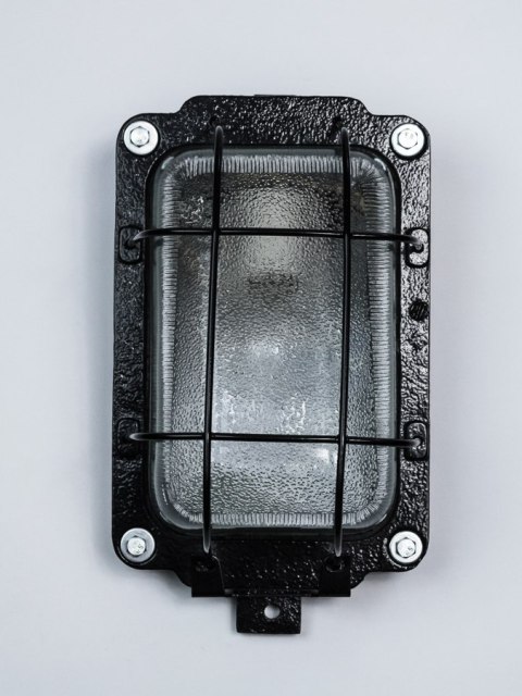 Lampa ścienna żeliwna w kolorze czarnym. Lampa ścienna żeliwna w kolorze czarnym.