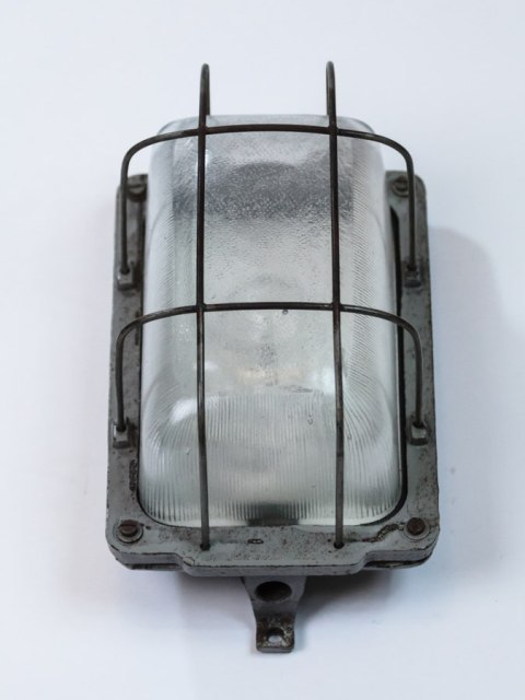 Lampa ścienna żeliwna w kolorze szarym. Lampa ścienna żeliwna w kolorze szarym.