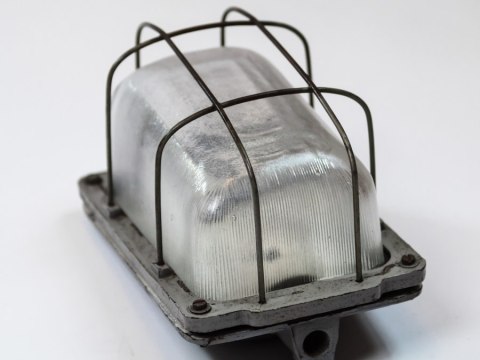 Lampa ścienna żeliwna w kolorze szarym. Lampa ścienna żeliwna w kolorze szarym.