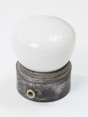Lampa sufitowa z mlecznym kloszem