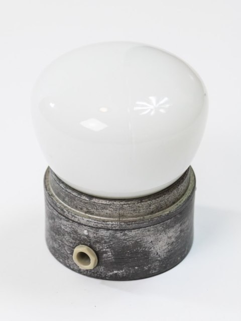 Lampa sufitowa z mlecznym kloszem Lampa sufitowa z mlecznym kloszem