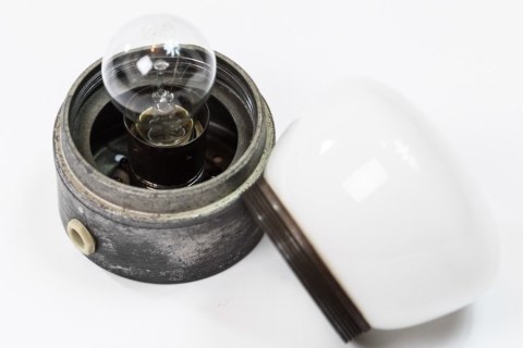 Lampa sufitowa z mlecznym kloszem Lampa sufitowa z mlecznym kloszem
