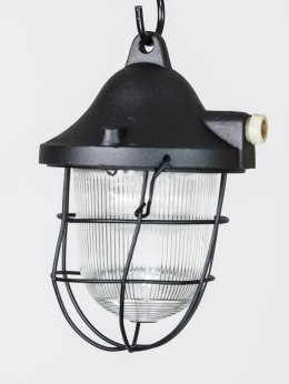 Aluminum pendant lamp in black.