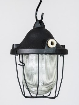 Aluminum pendant lamp in black.
